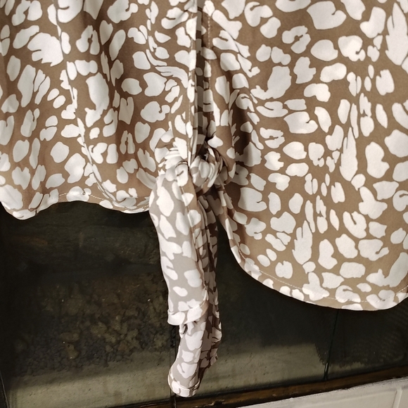 Tan Leopard / Cheetah V-neck Women's Medium Blouse With Tie Business Casual - Picture 3 of 9